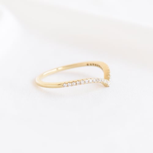 Spitz zulaufender Ring mit Diamanten Keila