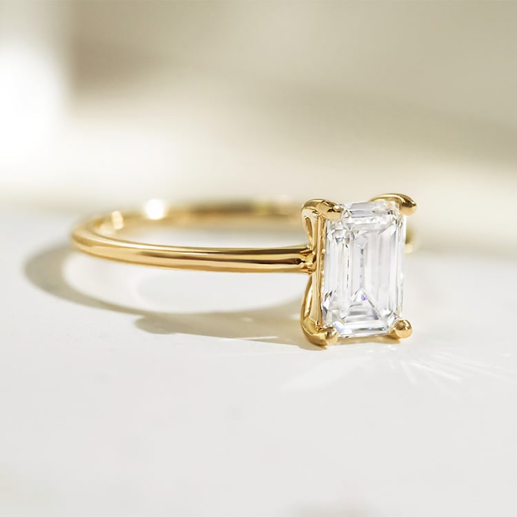 Verlobungsring mit einem Moissaniten in Emerald-Form mit Auswahl der Größe Olson 156592