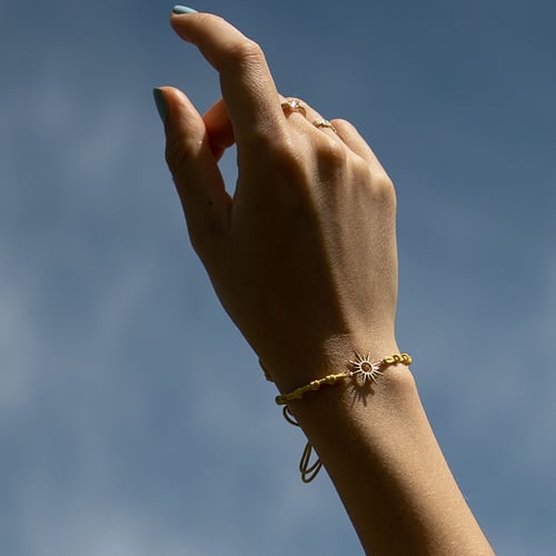 String-Armband mit einer silbernen Sonne Sun