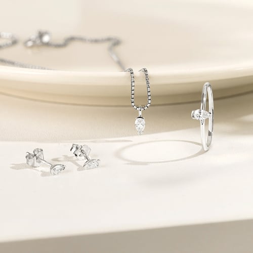 Minimalistischer Anhänger aus Gold mit einem Diamanten in Birnenform Malena