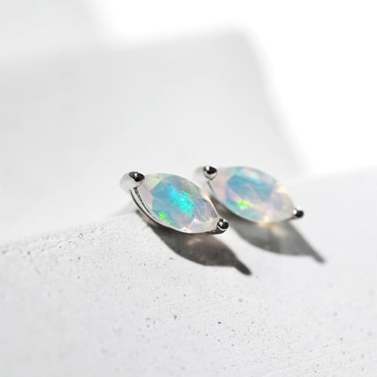 Minimalistische Silberohrringe mit Opalen Andine