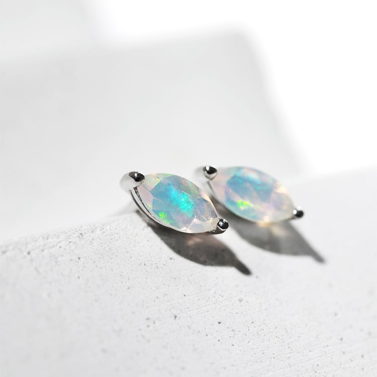 Minimalistische Silberohrringe mit Opalen Andine 131393