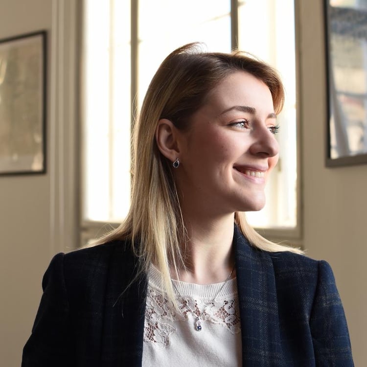 Silberanhänger mit blauem Saphir im Knotenmotiv Amadeni 52017