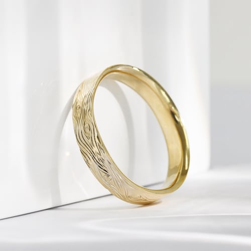 Eheringe mit einer Gravur wie eine Holzmaserung und Diamanten Dyanna