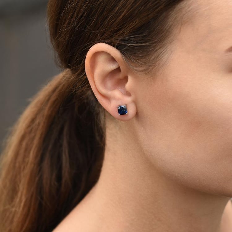 Goldene Ohrringe mit Saphiren im Ohr 46813