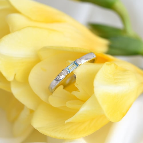 Zarter goldener Ring mit Blautopas Xenia