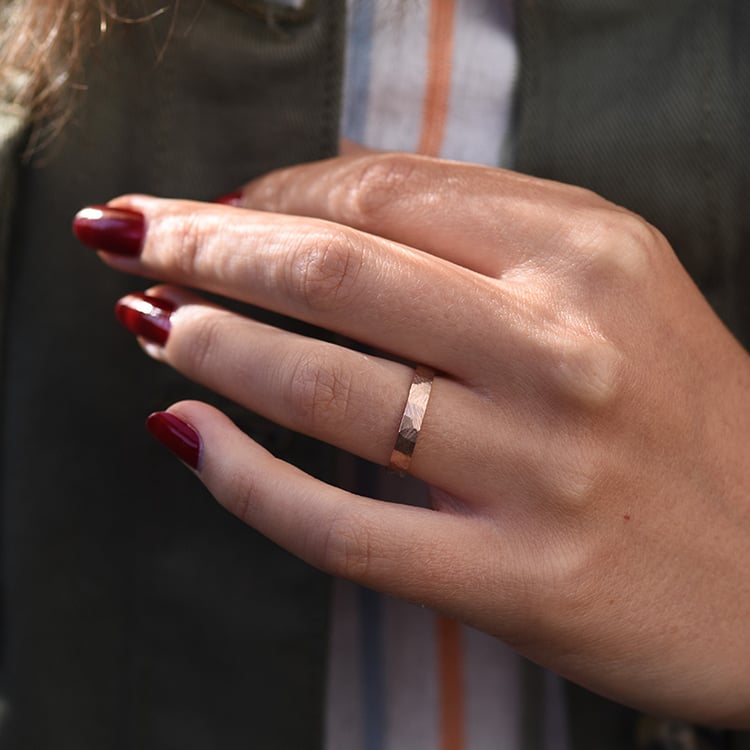 Moderne Eheringe aus Gold Laqen 69038