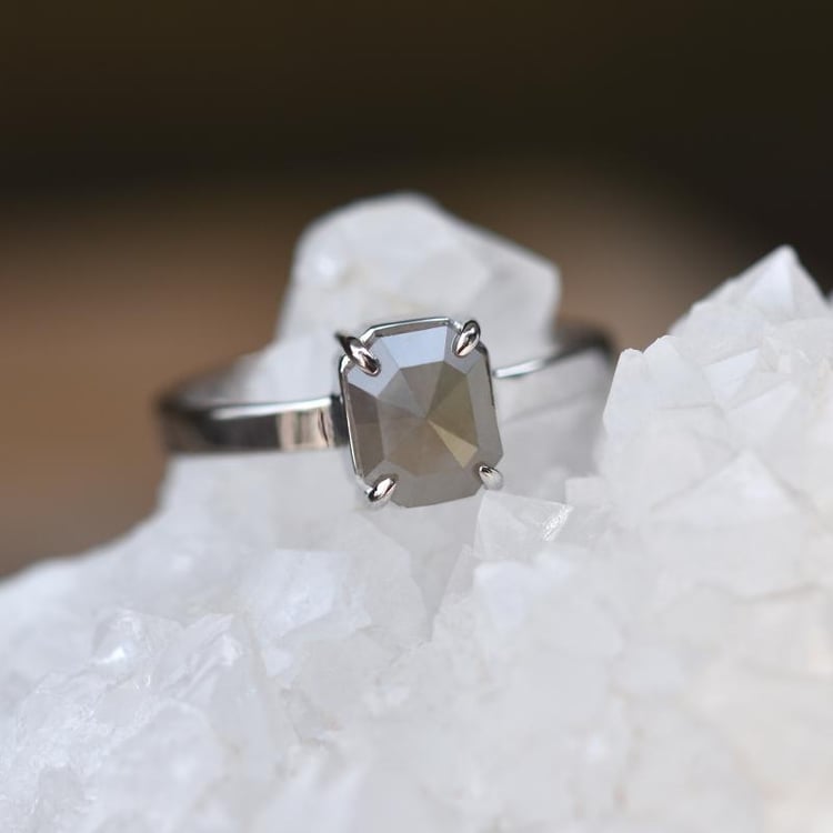 Goldring mit emerald Salt and Pepper Diamant 44314