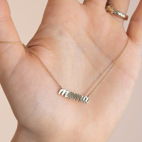 Silberne Halskette mit Aufschrift Mama