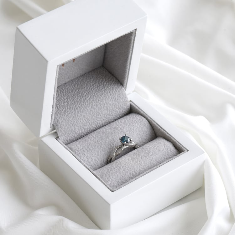 Einzigartiger Verlobungsring mit blauem Diamant Ganendra 82626