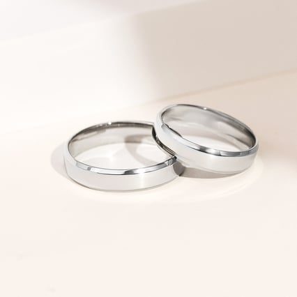 Minimalistische Eheringe aus Platin mit abgeschrägten Kanten Varden