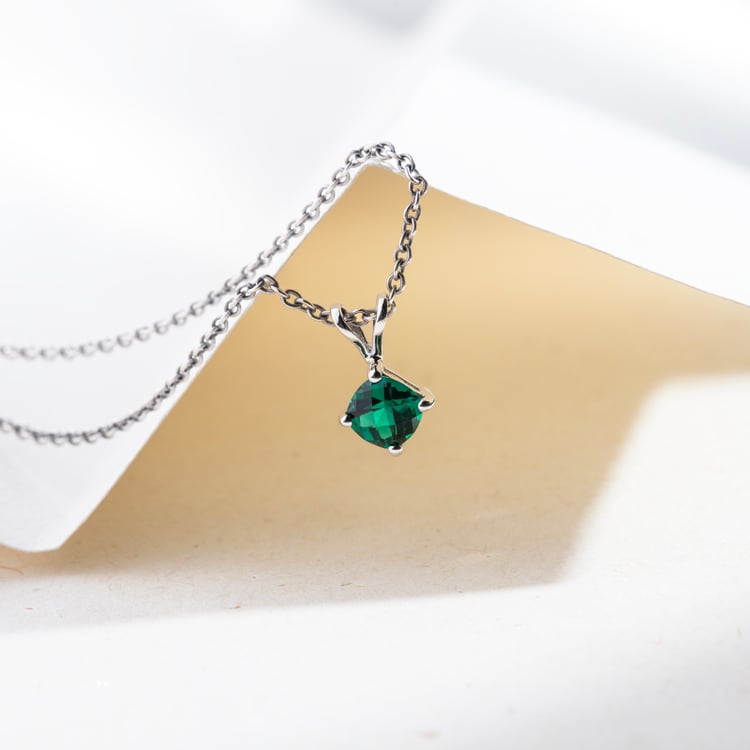 Goldener Anhänger mit Smaragd im Kissenschliff Rafyna 146514