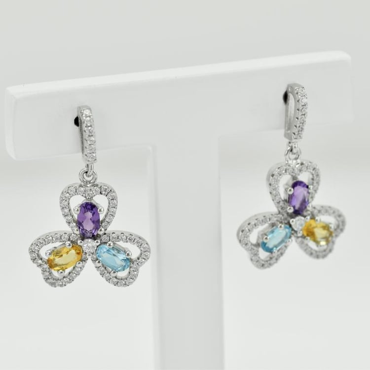 Silberne Blüten in Ohrringen 16688