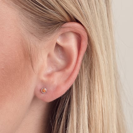 Silberne Ohrstecker mit Padparadscha Saphiren in Bezelfassung Tofine