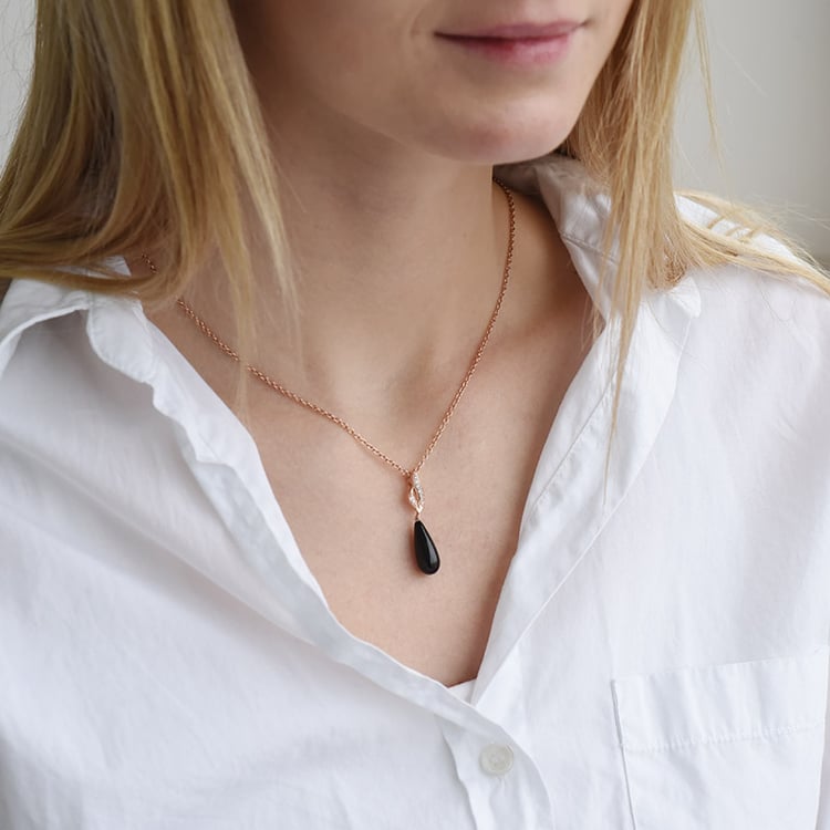 Zarter vergoldeter Anhänger mit schwarzem Onyx Antia 90616