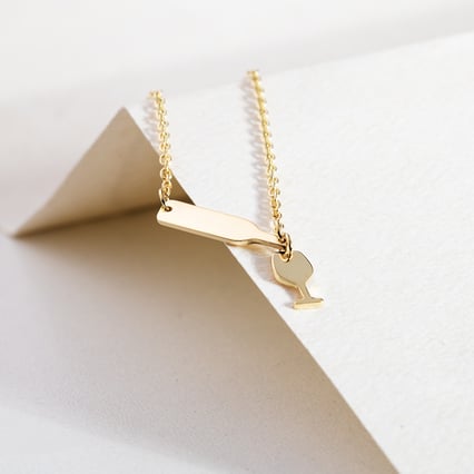 Halskette mit einer Flasche und Weinglas Drue