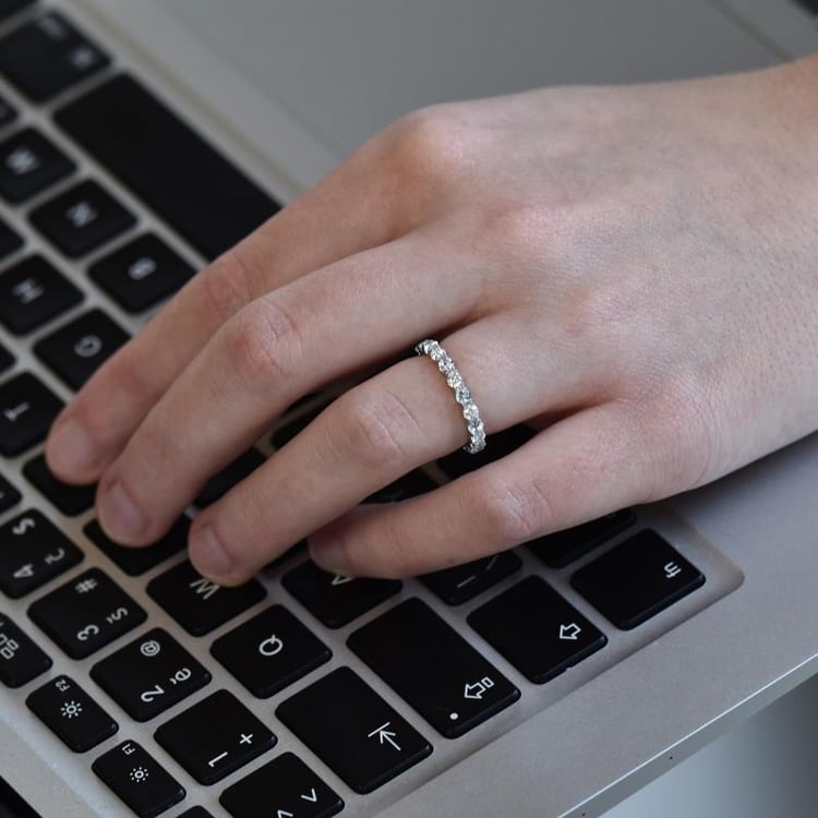 Diamanten Trauring Eternity auf dem Finger 31294