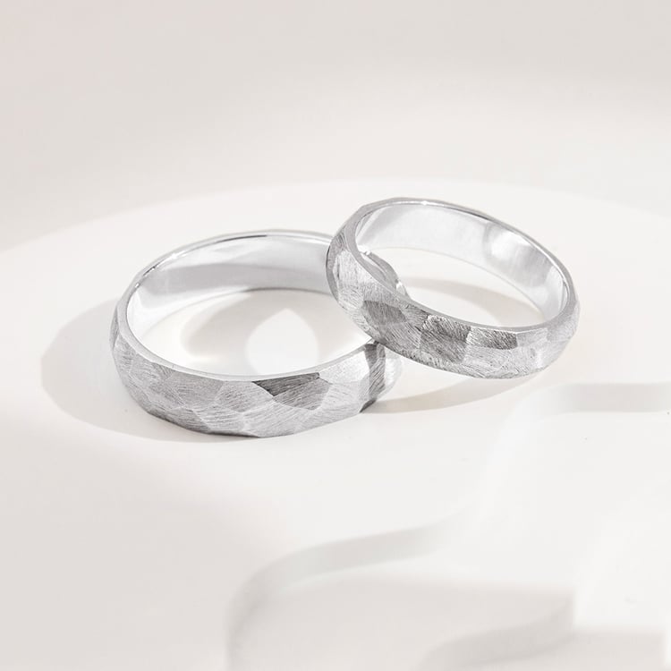 Matte gehämmerte Trauringe aus Platin Zvezda 157866