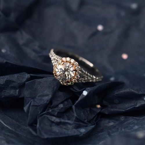 Romantischer Verlobungsring mit Diamanten im Halostil Tribeca
