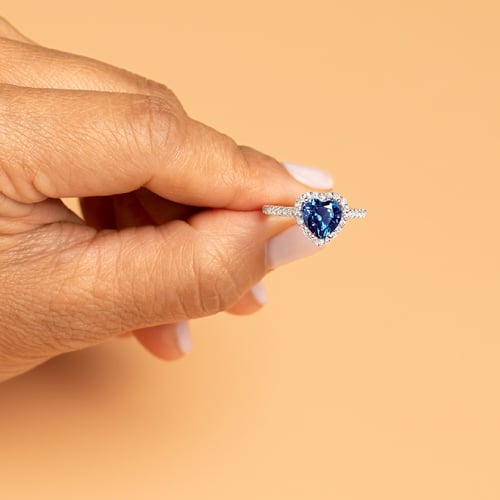 Goldener Ring mit Lab Grown Alexandrit in Herzform und Diamanten Harold