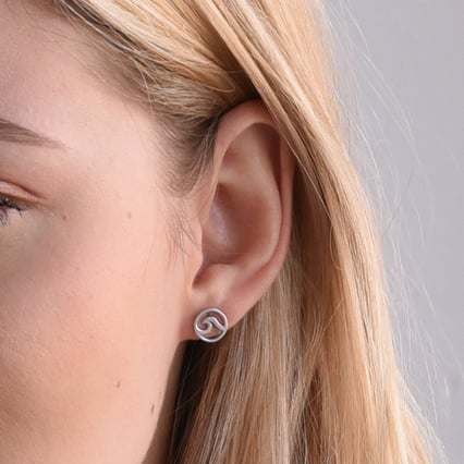 Silberne Ohrringe in Form einer Welle Bree