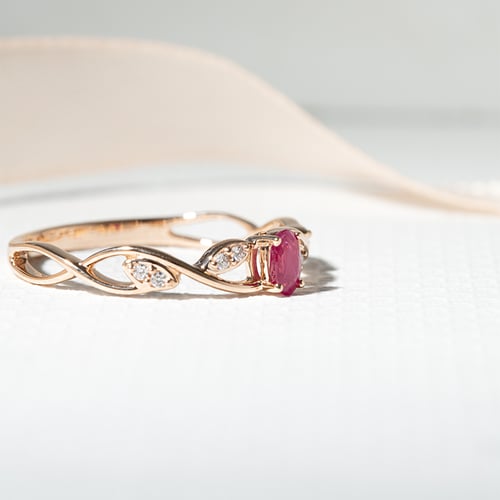 Goldener Rubinring mit Diamanten Ada