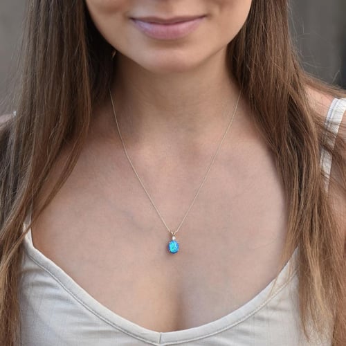 Goldener Anhänger mit blauem Opal und Diamant Rafiah