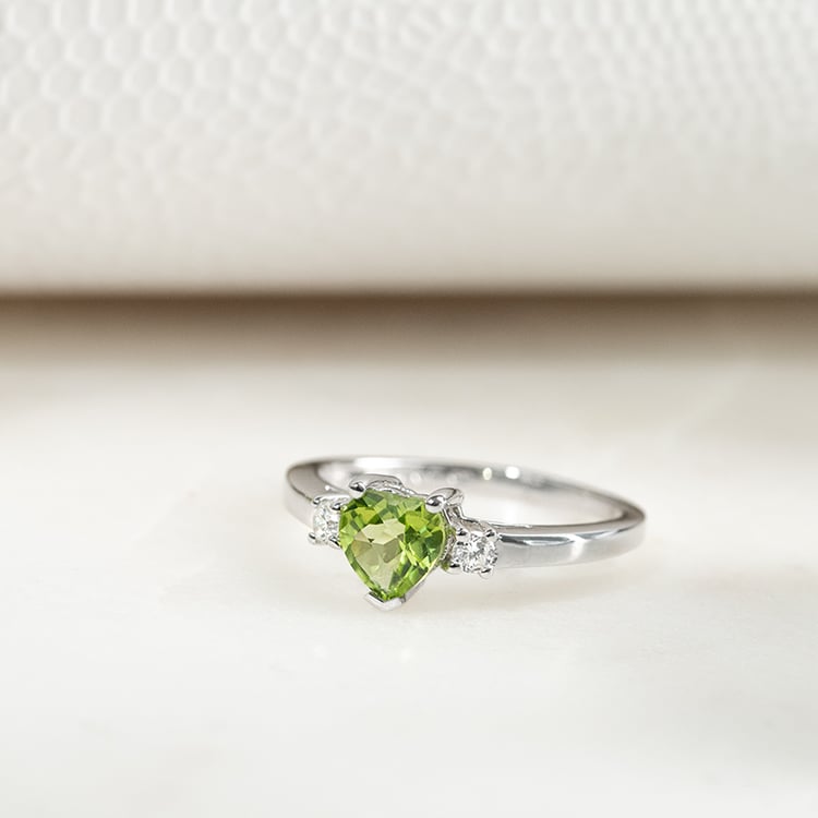 Goldring mit Olivin in Herzform und Diamanten Kira 133312