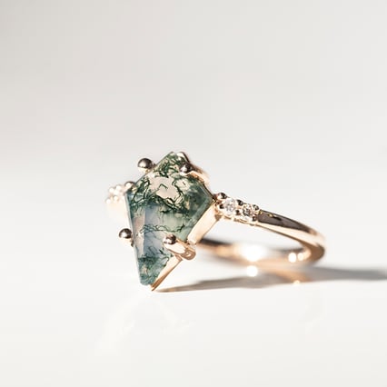 Einzigartiger Verlobungsring mit Moosachat und Diamanten Vinka