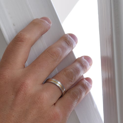 Matte zweifarbige Eheringe mit Rille und Diamanten Nicolass