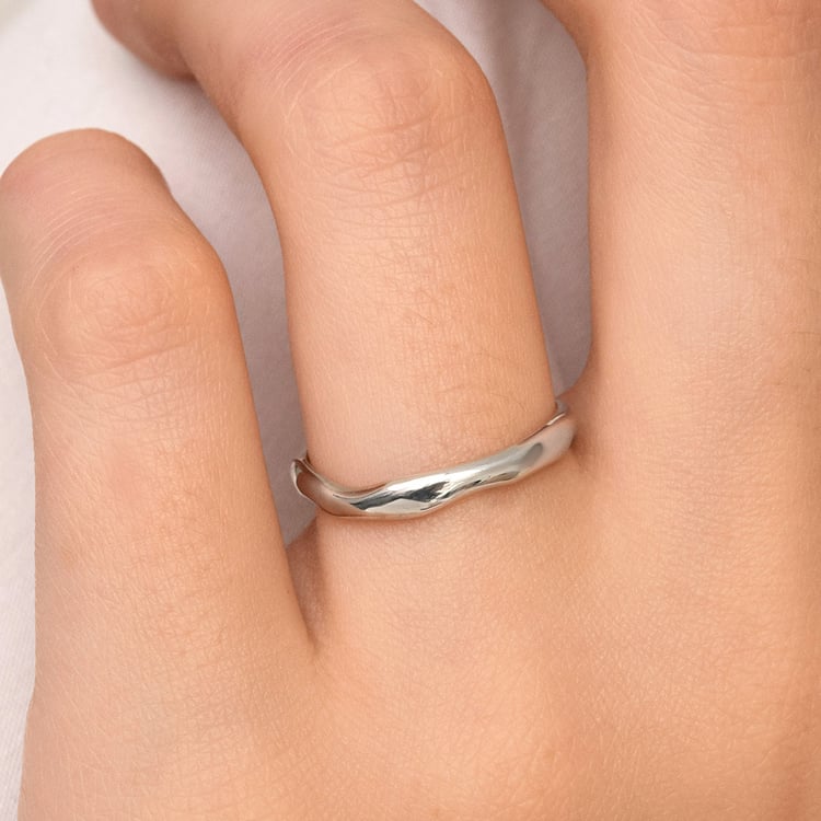 Glänzende Eheringe aus Gold 158870