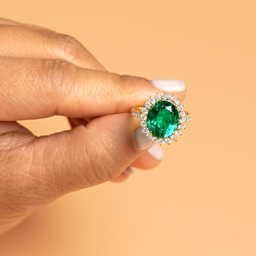 Goldener Ring mit ovalem Lab Grown Smaragd und Diamanten Logan