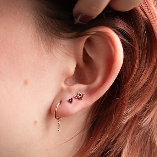 Goldener Piercing Ohrstecker mit Rubinen Masha