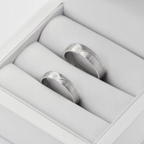 Goldene Eheringe mit Diamant Arif