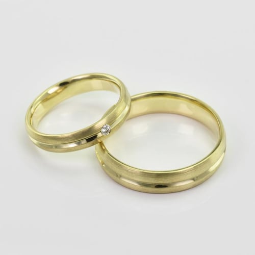 Goldene Eheringe mit Diamant Dellai