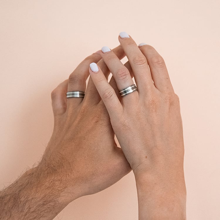 Eheringe aus Titan und Gold mit einem Diamanten Zubair 107529