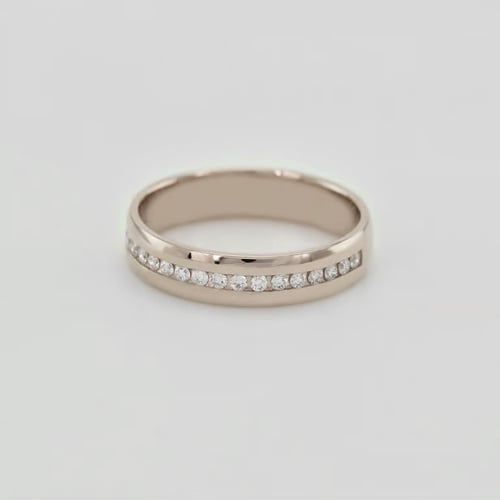 Goldener Eternity-Ring mit Diamanten aus Haselnussgold Loby
