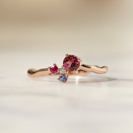 Cluster-Ring mit Turmalin, Tansanit, Rubin und einem Diamanten Roche