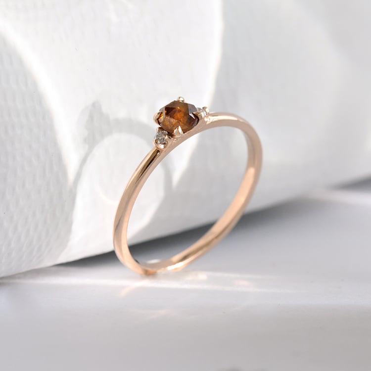 Verlobungsring mit einem braunen Salt and Pepper Diamanten Hye 117595