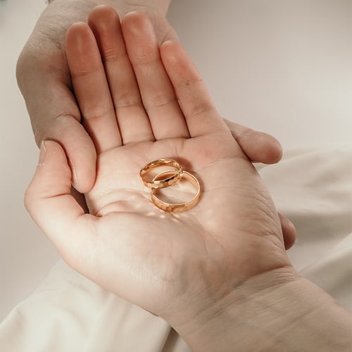Goldene Eheringe mit Hammerschlag-Motiv Laurita