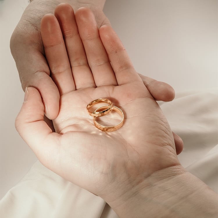 Goldene Eheringe mit Hammerschlag-Motiv Laurita 120132