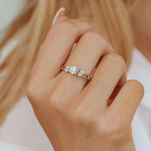 Goldener Verlobungsring mit Diamanten Halym