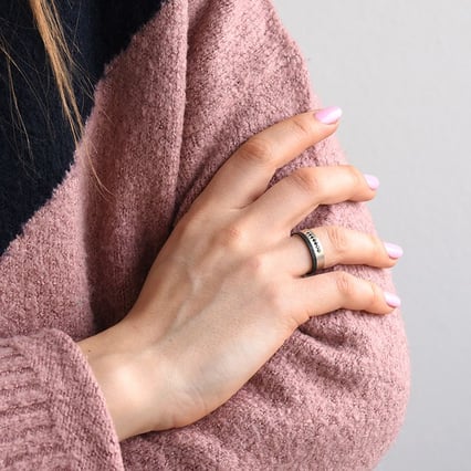 Flache Trauringe aus Carbon und Silber mit schwarzen Zirkonia Suyer