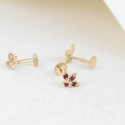 Goldener Piercing Ohrstecker mit Rubinen Amina