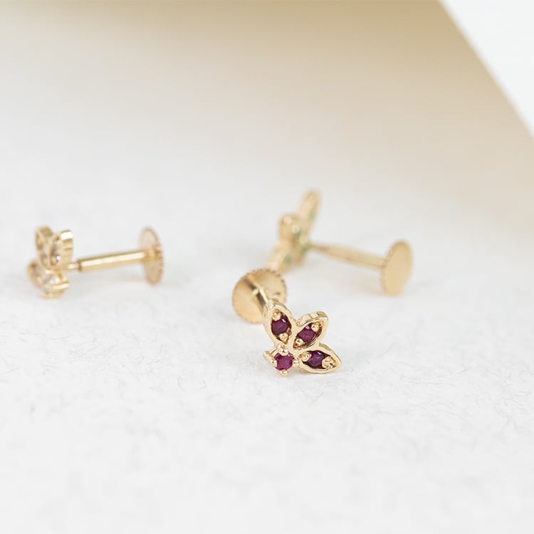 Goldener Piercing Ohrstecker mit Rubinen Amina 123025