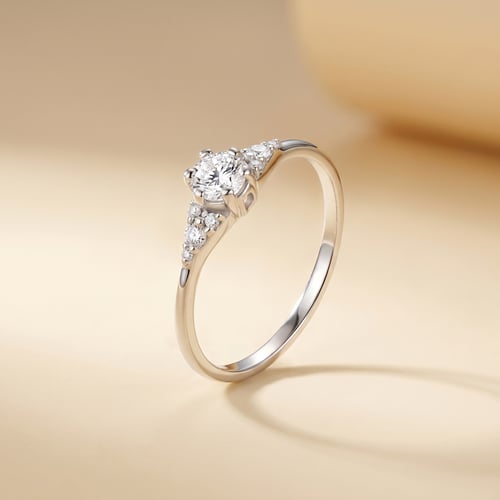 Verlobungsring mit Buchstaben und Diamanten Diana
