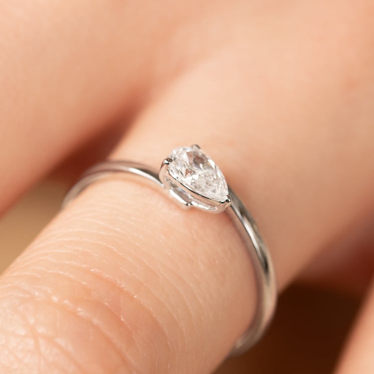 Unkonventioneller Verlobungsring mit einem Diamanten Hazel 137625