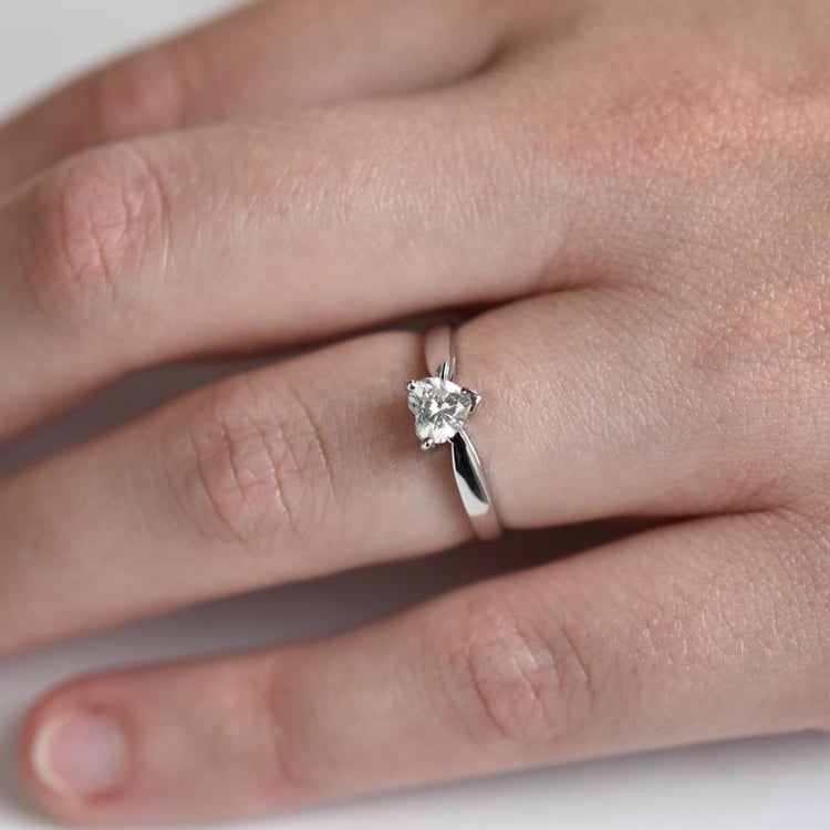 Hand mit Verlobungsring und Herz Diamant 22372