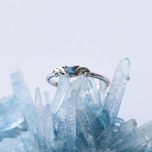 Ring mit herzförmigem Topas und Notenschlüssel Akant