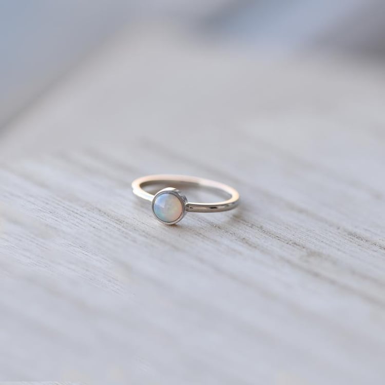 Minimalistischer Goldring mit weißem Opal Stowy 52390